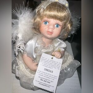 ♦️ Geppeddo Porcelain Doll Posed Sitting. Used